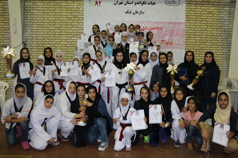 دختران دهیاری قمصر جام قهرمانی لیگ آینده سازان المپیک پایتخت را به خانه بردند