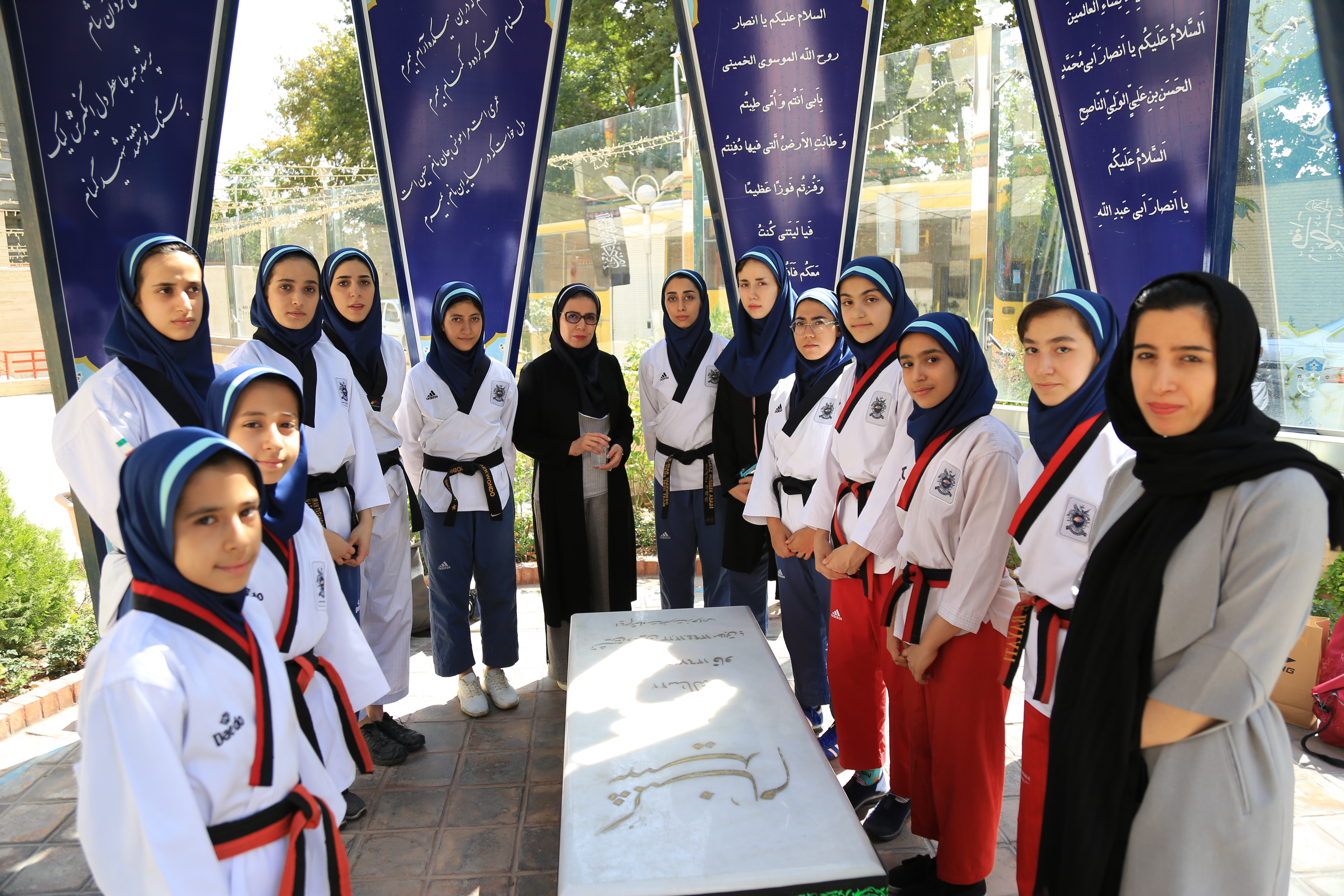 ادای احترام تیم‌ پومسه دختران پایتخت به مقام شامخ شهید گمنام