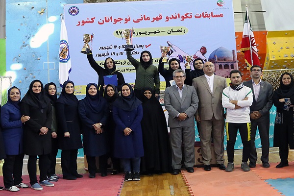 شیردختران نوجوان تهران جام قهرمانی کشور را بالای سر بردند